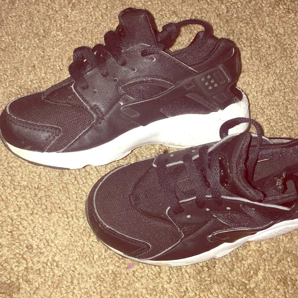 Black and white NIKE Huarache